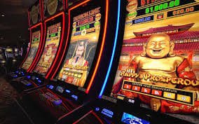Cảnh chơi live casino với dealer chuyên nghiệp